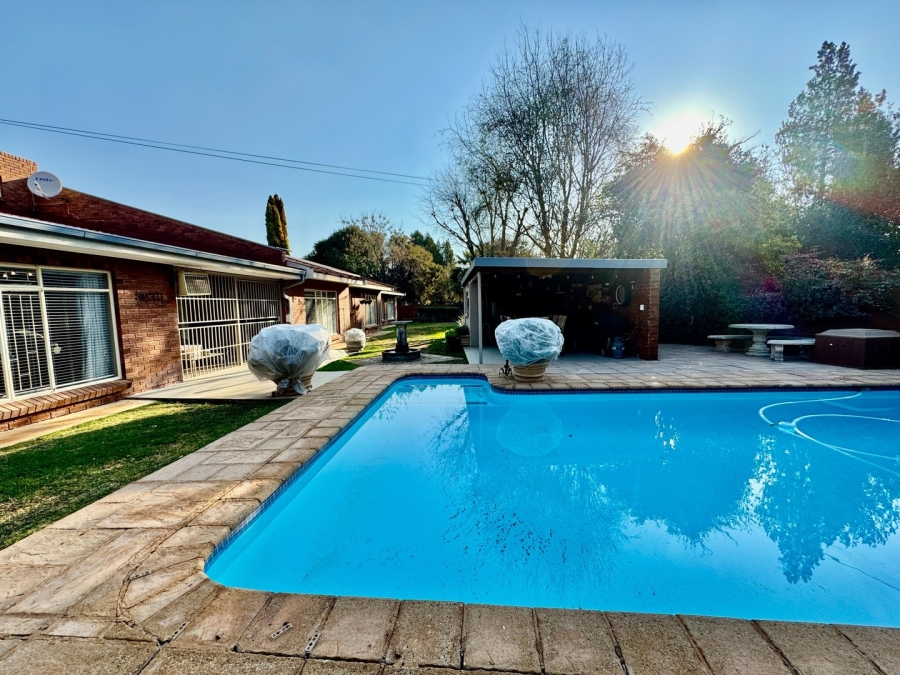 5 Bedroom Property for Sale in Mooivallei Park North West